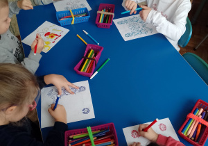 kikoro dzieci przy stoliku koloruje szablony haftów kaszubskich