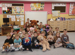 Dzieci z grupy Mrówki z misiami i nieźwiadkiem Wojtkiem