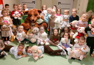 Wspólne zdjęcie dzieci z grupy Motylki z misiami