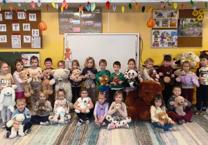 Wspólne zdjęcie dzieci z grupy Biedronki z misiami
