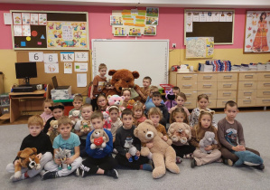 Wspólne zdjęcie dzieci z grupy Mrówki z misiami