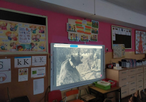Dzieci z grupy Mrówki oglądają film o niedźwiadku Wojtku
