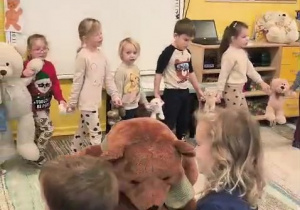 Dzieci z grupy Biedronki podczas zabawy w kole "Stary nieźwiedź"