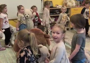 Dzieci z grupy Biedronki podczas zabawy w kole "Stary nieźwiedź"