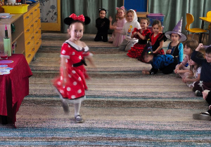 Dziewczynka w stoju myszki