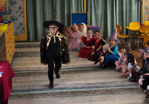 Chłopiec w stroju czarodzieja