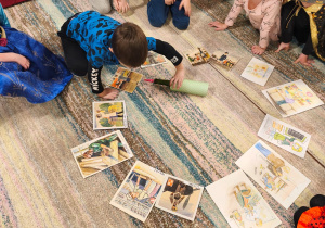 Chłopiec kręci butelką w zabawie z zawodami