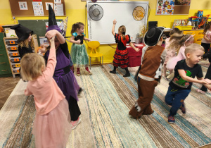 Dzieci tańczą w parach
