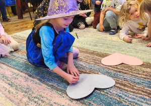 Dziewczynka przebija papierowe serce