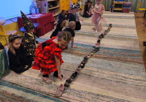 dwie dziewczynki ustawiają buty jeden za drugim