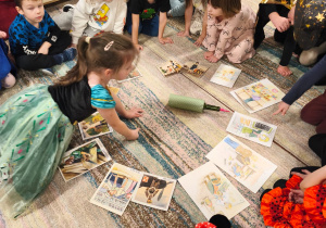 Dziewczynka kręci butelką w zabawie z zawodami