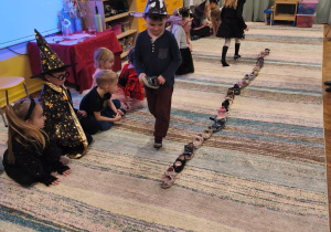 Dzieci podczas zabawy z ustawianiem butów