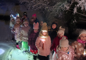 Dzieci podczas spaceru po ogrodzie