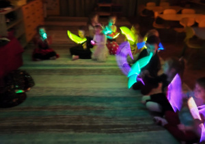 Dzieci trzymaja w rękach świecące rożdżki