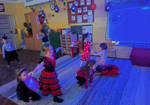 Dzieci podczas zabawy w figurki