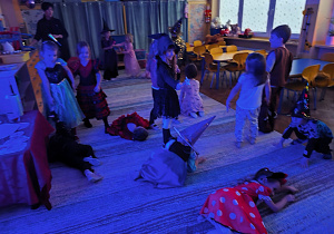 Dzieci podczas zabawy w figurki