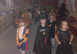 Dzieci podczas zabawy z latarkami