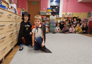 dwóch chłopców podczas wróżby z ustawianiem butów