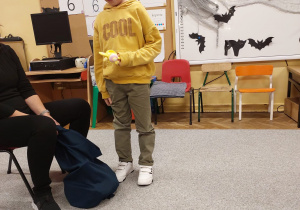 Chłopiec trzyma maskotkę zwierzątka wylosowanego z worka