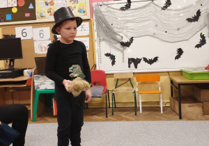 chłopiec trzyma maskotkę