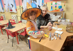 Dziewczynka z panią Moniką przygotowuje magiczną butelkę