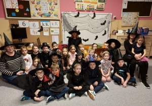 Wspólne zdjęcie dzieci z paniami