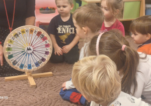 Kikoro dzieci przy wróżbie z kołem