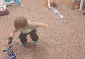 Chłopiec i dziewczynka ustawiają łapcie