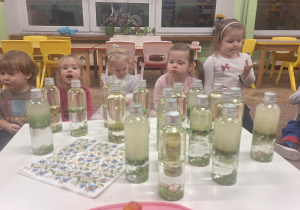 Dzieci patrzą na butelki z magicznym eliksirem