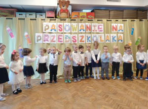 Dzieci stoją w półkolu podczas występów