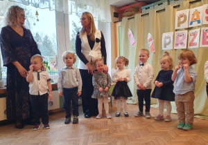 Pani Wiesia i Pani Ewa z dziećmi podczas występów