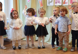 Kikoro dzieci podczas występów