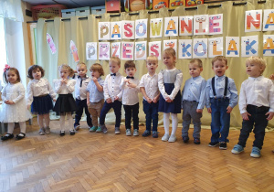 Dzieci stoją podczas występów