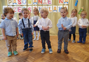 Kilku chłopców podczas występów