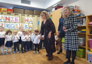 Pani Sylwia i Pani Wiesia z dziećmi podczas występów