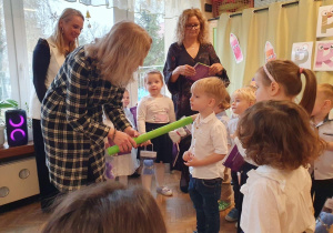 Pani Sylwia pasuje chłopca ołówkiem