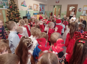 Dzieci bawią się podczas koncertu