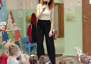 Pani Emilia śpiewa piosenkę