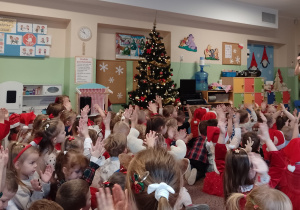 Dzieci klaszczą podczas konceru