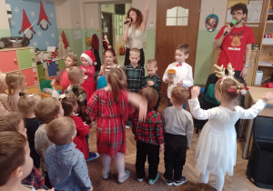 Pan Jacek i Pani Emilia z dziećmi podczas koncertu