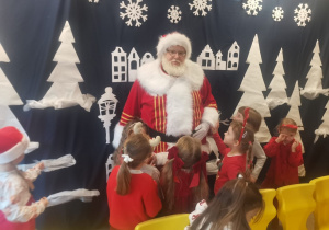 Kikoro dzieci z Mikołajem