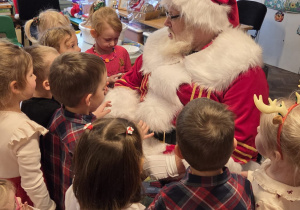 Dzieci stoją przed Mikołajem