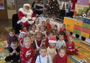 Dzieci z grupy Motylki z Mikołajem