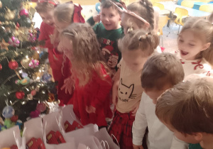 Dzieci przy paczkach od Mikołaja