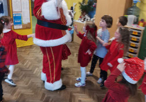 Mikołaj macha do dzieci