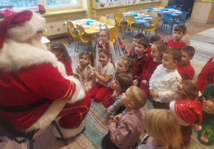 Mikołaj rozmawia z dziećmi