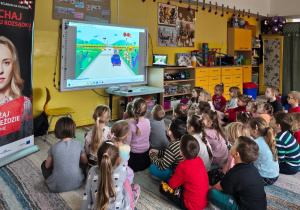 Dzieci oglądają film edukacyjny