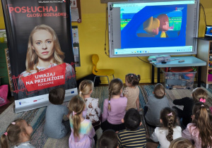 Dzieci oglądają film edukacyjny