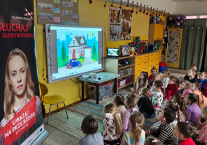 Dzieci oglądają film edukacyjny