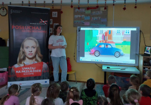 Prowadząca podczas zajęć z dziećmi